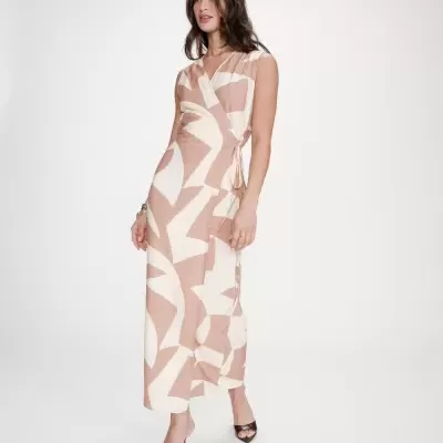Vestido comprido com padrão abstrato castanho e creme, modelo de mulher, fundo branco.
