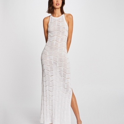 Vestido comprido branco de malha com padrão geométrico e fenda lateral