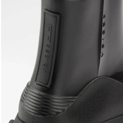 Bota preta de cano alto com detalhes em relevo e tecido texturizado