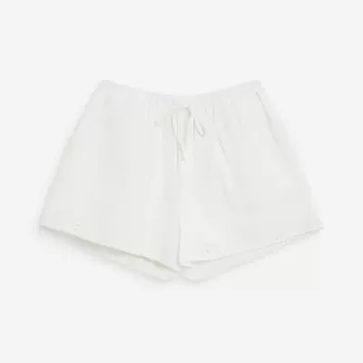 Calções brancos leves com padrão de quadrados e cordão no cós