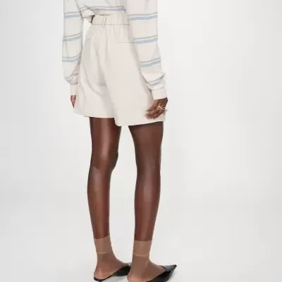 Shorts femininos bege claros com cintura elástica usados por trás