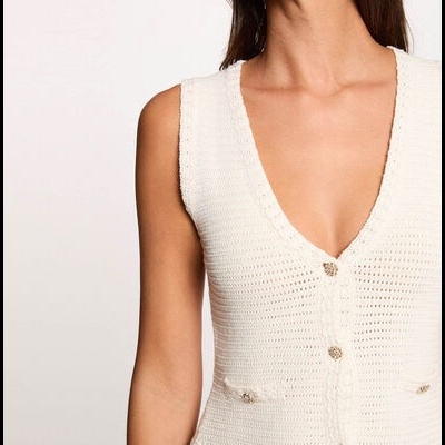 Top feminino branco de malha com botões dourados e decote em V