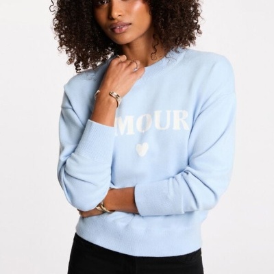 Camisola azul clara com texto AMOUR e coração branco