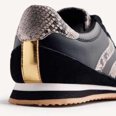 Sapatilha desportiva preta com detalhes em pele de serpente e faixa dourada