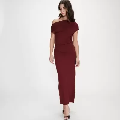 Vestido comprido bordeaux ombro a ombro em fundo branco