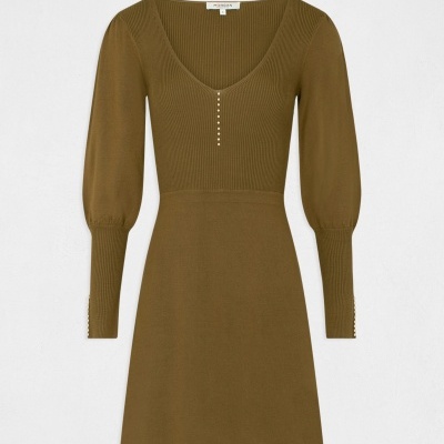 Vestido castanho em malha canelada com mangas compridas e botões decorativos.