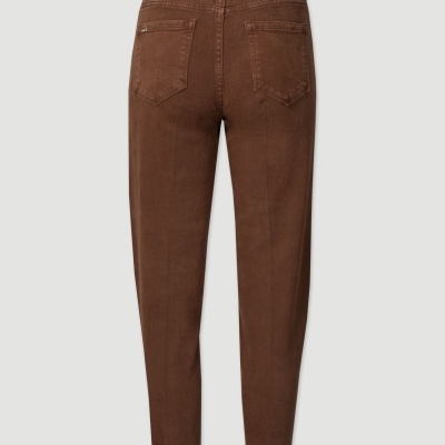 Calças de ganga castanhas de mulher vista de costas