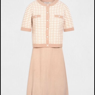 Conjunto feminino camisa de malha rosa claro com padrão branco e saia rosa claro