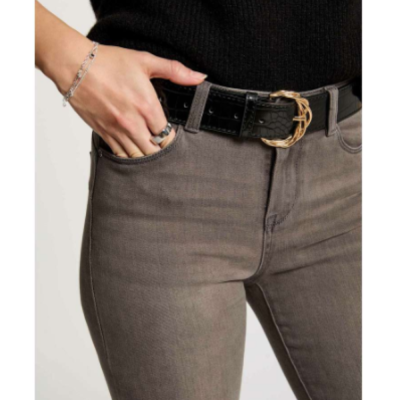 Cinto preto com padrão crocodilo e fivela dourada trançada com calças cinzentas