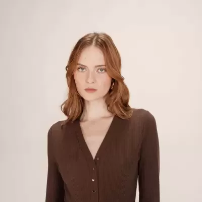 Camisola castanha com botões metálicos dourados