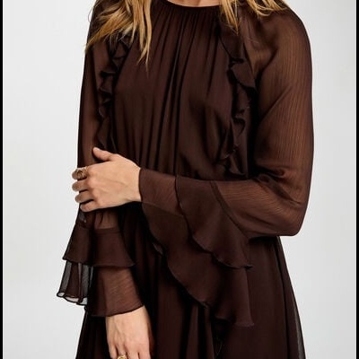 Vestido castanho de mangas longas com folhos em fundo branco