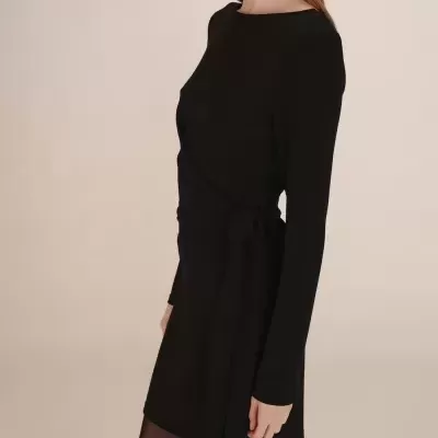 Vestido preto de manga comprida com cinto amarrado na cintura