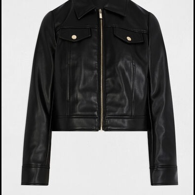 Casaco preto de pele sintética com fecho de correr dourado e bolsos