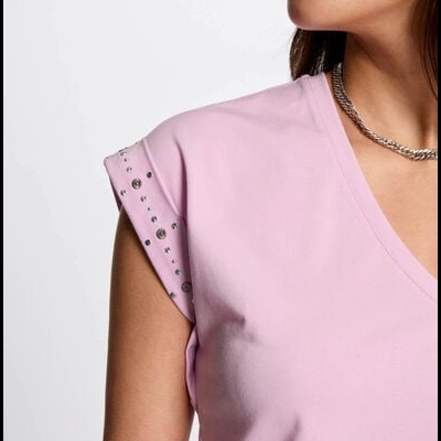 T-shirt rosa clara com tachas metálicas e colar prateado