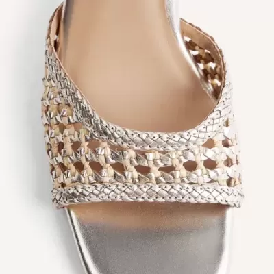 Sandália feminina prateada com tiras entrelaçadas e sola quadrada