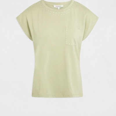T-shirt feminina verde claro com gola decorada e bolso no peito