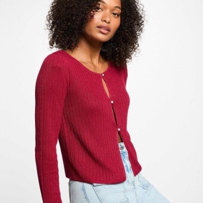 Blusa de malha vermelha canelada com botões brancos e calças de ganga claras