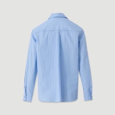 Camisa azul clara às riscas vista de costas