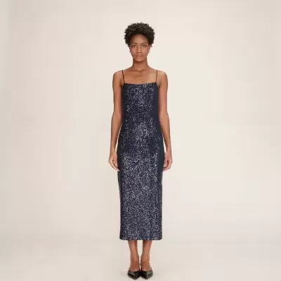 Vestido longo azul de lantejoulas com alças finas