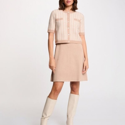 Conjunto de malha bege e creme com saia e botas creme