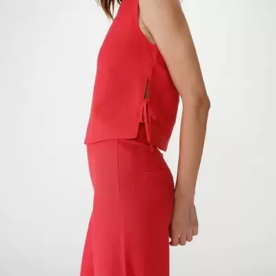 Top vermelho feminino com calça vermelha