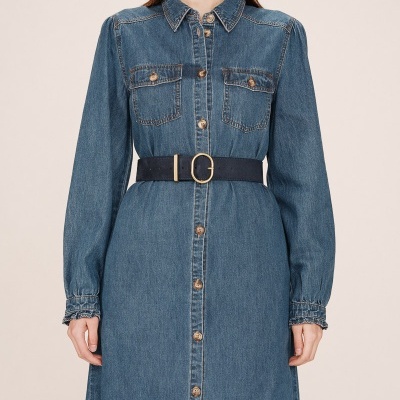 Vestido de ganga azul com botões e cinto preto