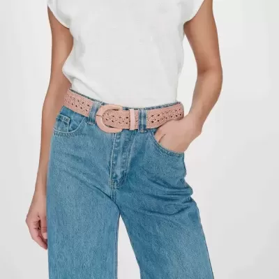 Mulher vestindo camiseta branca, jeans azuis e cinto rosa trançado.