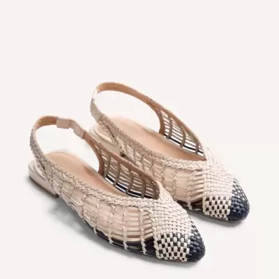 Sapatos rasos femininos com tiras entrelaçadas bege e preta