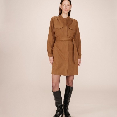 Vestido castanho curto com cintura cingida e botas pretas até ao joelho