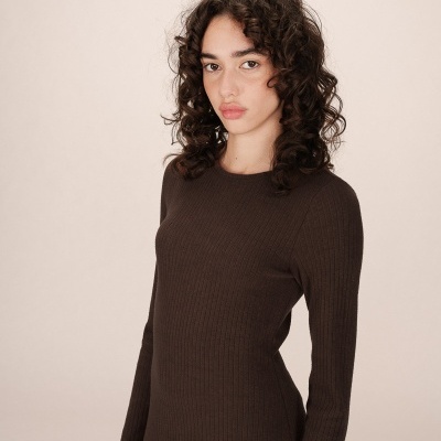 Modelo a usar vestido castanho escuro de malha canelada e mangas compridas