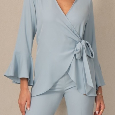 Blusa azul clara com laço lateral e mangas com folho