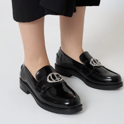 Sapatos mocassins pretos em verniz com fivela prateada com pérolas