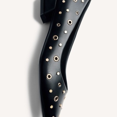 Sapatilha preta de salto com aplicações metálicas douradas