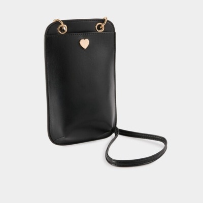 Bolsa pequena preta com alça e detalhe coração dourado