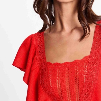 Blusa vermelha feminina com detalhes de renda e babados nas mangas