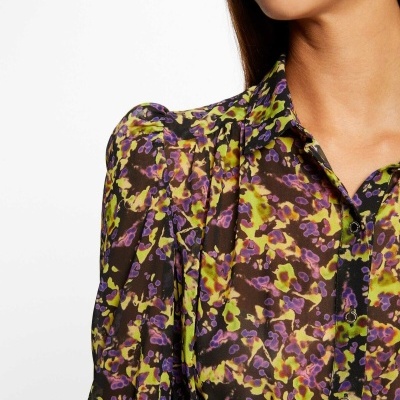 Blusa transparente floral com botões e gola clássica