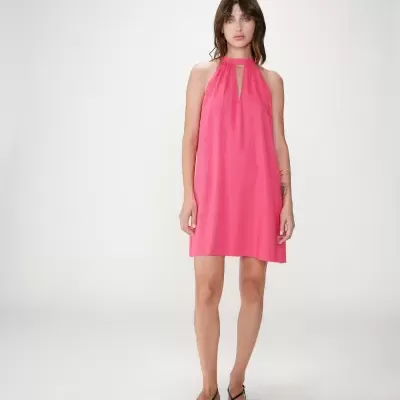 Vestido curto rosa vibrante com decote corte em V e sandálias pretas