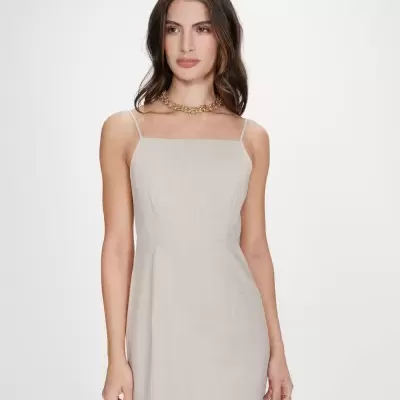 Vestido bege claro de alças finas com padrão texturizado