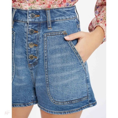 calções de ganga azuis com botões e bolso grande, blusa floral rosa