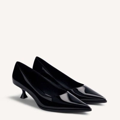 Sapatos stiletto pretos brilhantes com salto baixo