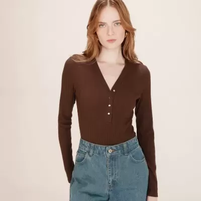 Blusa castanha de malha canelada com botões e jeans azul