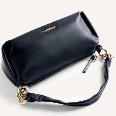 Mala preta de pele sintética com alça de corrente dourada e pele sintética.