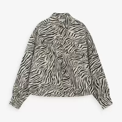 Casaco zebra preto e branco com botões e bolsos no peito