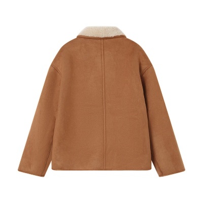 Casaco castanho com gola de pelo bege visto das costas