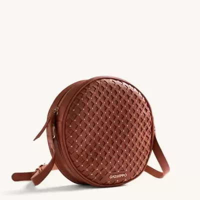 Mala redonda castanha em couro com padrão trançado e rebites