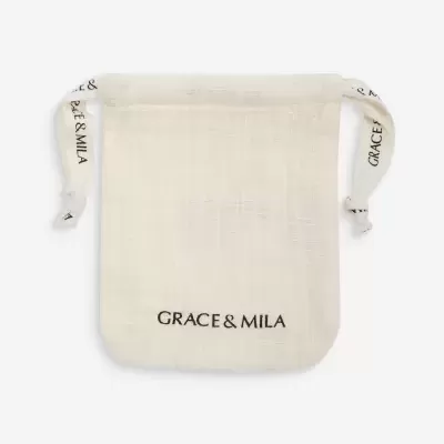 Saco de tecido cru com cordões e texto GRACE & MILA