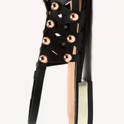 Sandália preta com tiras e tachas douradas, salto baixo dourado