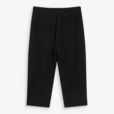 Calças pretas até meio da perna com bolsos traseiros embutidos