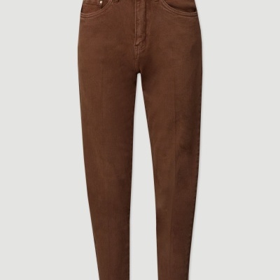 Calças de ganga castanhas com bolsos, botão prateado e bainha enrolada