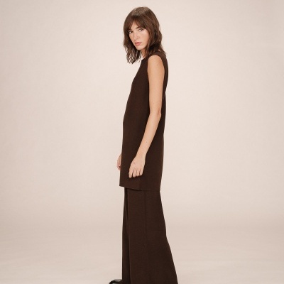 Conjunto feminino castanho escuro com top longo sem mangas e calças largas